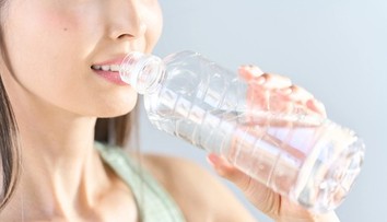 Voda vo fľaši v horúčavách nie je vždy bezpečná. Vedci varujú pred nebezpečnými baktériami