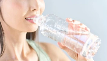 Voda vo fľaši v horúčavách nie je vždy bezpečná. Vedci varujú pred nebezpečnými baktériami