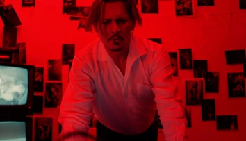 Veď toto už je porno. Johnny Depp si vo videoklipe užíva trojku