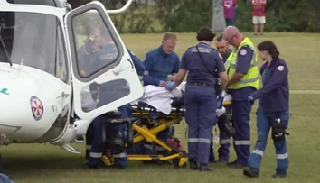Auto vrazilo do skupiny ragbyových fanúšikov. Hlásia desať zranených