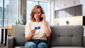 Podvodníci zneužívajú Vianoce, vďaka AI sú prefíkanejší. Toto je najčastejší varovný signál