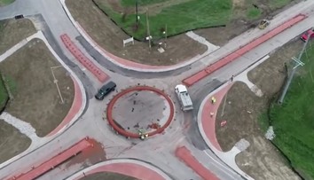 VIDEO: Spôsob, akým vodiči v USA prechádzajú kruhovým objazdom, ste ešte nevideli