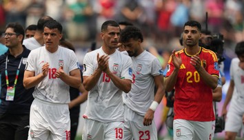 Irán má stále reálnu šancu na postup. Futbalisti pri odchode z Los Angeles zanechali v šatni silný odkaz
