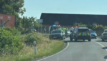 Hromadná nehoda pri Veľkom Krtíši. Zrazilo sa niekoľko áut