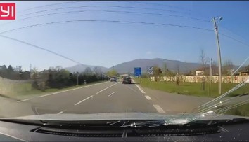 Absurdná nehoda: Zemiak „padol z neba“ po vtáčom súboji a rozbil auto v plnej rýchlosti