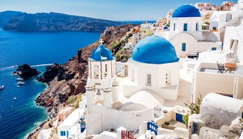 Málo vody, pokoja aj vína. Turizmus spôsobuje jednému z najobľúbenejších gréckych ostrovov vážne existenčné problémy