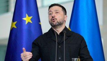 Nahnevaný Zelenskyj: Vyslanci USA obchádzajú Kyjev, do Moskvy chodia opakovane