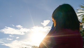 Nechali ju stáť na rozpálenom balkóne. Dievča po návšteve sociálnych pracovníčok skončilo v nemocnici