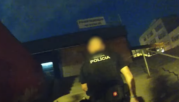 VIDEO: Muž napadol svoju bezvládnu partnerku pred zrakmi polície. Udieral ju do tváre a ťahal za vlasy