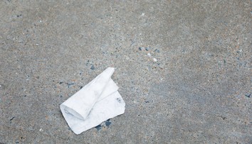 Muž našiel papier a chcel ho vyhodiť. Keď ho obrátil, zistil, že ide o bankovú zmenku na astronomickú sumu