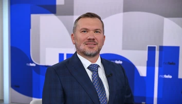 Aj u nás môže vyhrať krajná pravica, ak hlavné strany nebudú robiť politiku v prospech strednej triedy, odpovedal divákovi Karas