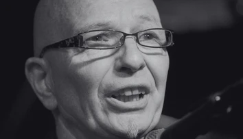 Hral s Mercurym aj Brianom Mayom. Zomrel bývalý basgitarista skupiny Queen