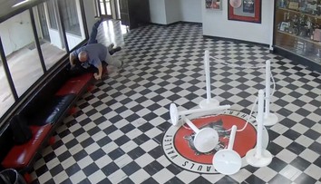 VIDEO: Bývalý študent prišiel vystrieľať školu. Krvavé besnenie prekazil odvážny riaditeľ