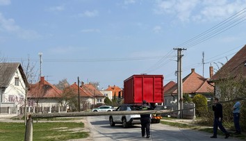 VIDEO: Nehoda nákladiaka, ktorý išiel z farmy na juhu Slovenska, kde utrácajú dobytok. Po ceste strhol elektrický stĺp