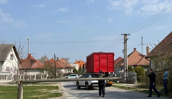 VIDEO: Nehoda nákladiaka, ktorý išiel z farmy na juhu Slovenska, kde utrácajú dobytok. Po ceste strhol elektrický stĺp
