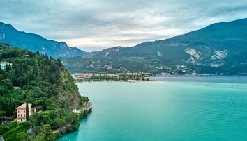 Problémy pri ikonickom talianskom jazere. Zaznamenali tam už stovky prípadov žalúdočnej virózy
