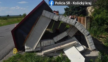 Na východe Slovenska vletelo auto do autobusovej zastávky, traja zranení