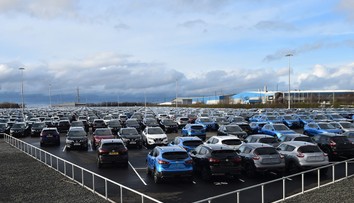 Známa automobilka sa topí v problémoch. Zachrániť ju má rival, napokon z toho nemusí byť nič