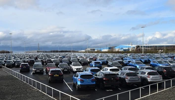 Známa automobilka sa topí v problémoch. Zachrániť ju má rival, napokon z toho nemusí byť nič