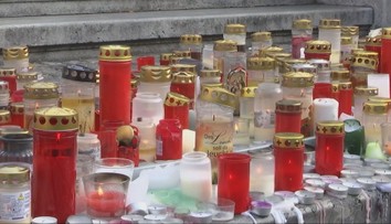 Deň po streľbe v Graze: Celé Rakúsko smúti, modlí sa aj pápež. U útočníka našli list na rozlúčku