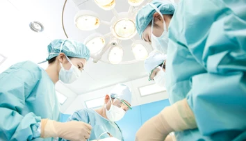 Prvá operácia svojho druhu na svete: Z tela tínedžera (17) odstránili jeho parazitické dvojča