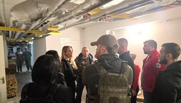 Angelina Jolie sa nečakane objavila na Ukrajine. Jej ukrajinského vodiča zadržali vojenské orgány