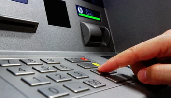 Muž uviazol vo vnútri bankomatu, ľuďom vysúval lístky s prosbou o pomoc