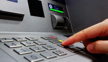 Muž uviazol vo vnútri bankomatu, ľuďom vysúval lístky s prosbou o pomoc