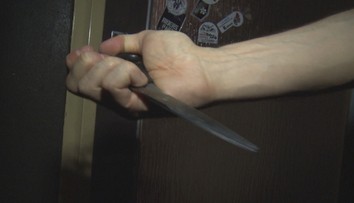 Matka nožnicami dobodala dcérinho staršieho priateľa. Vraj na ňu má zlý vplyv