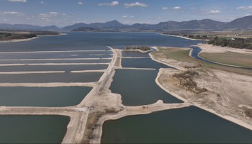 Liptovská Mara opäť odhaľuje dno. Z bahna dokonca vyčnievajú zvyšky dedín, ktoré počas jej výstavby zbúrali