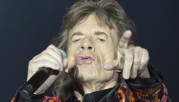 Osemnásobný otec Mick Jagger (74) zbalil ďalšiu krásku. Má len 22