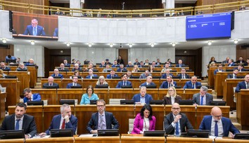 Opozícia navrhla uznesenie  o zmrazení platov poslancov počas konsolidácie.  Koaliční poslanci návrh odmietli