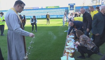 Netradičné spojenie na Veľkú noc: Fanúšikovia v Michalovciach priniesli na štadión nečakané veci