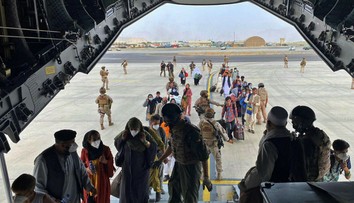 Afganka porodila dieťa na palube amerického evakuačného lietadla