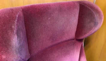 Rozhorčený cestujúci: Ak by odobrali stery z týchto sedadiel, určite by to bol zaujímavý výsledok