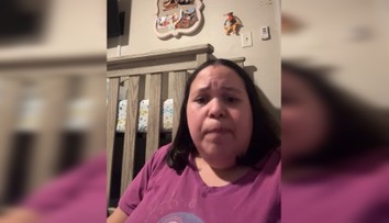 VIDEO: Absurdná situácia v lietadle. Matke povedali, že musí syna odpojiť z dýchacieho prístroja, ktorý ho držal pri živote