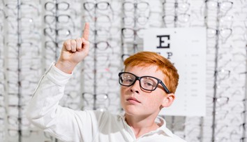 Krátkozrakosť je čoraz väčším problémom, najmä u detí. Odborník vysvetľuje, čo je za tým