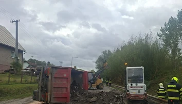 Vážna nehoda uzavrela cestu pri Čadci. Vodičov odkláňajú na diaľnicu D3
