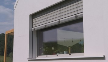 Ako zostať doma suchý, keď je vonku 30 stupňov Celzia? Pozreli sme sa na lacnejšie alternatívy