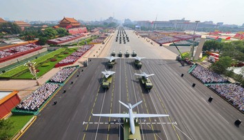 FOTO+VIDEO: Čína na vojenskej prehliadke ukázala svoje najnovšie zbrane vrátane laserov a jadrového arzenálu