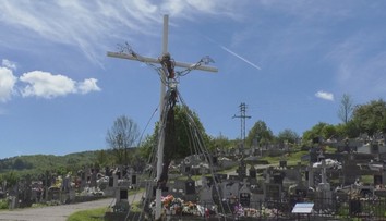 Netradičná socha Ježiša na cintoríne rozdelila dedinu. Niektorým prekáža, že je vyrobená z odpadu