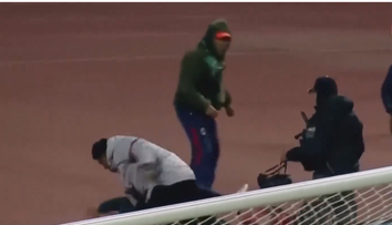 VIDEO: Na trávniku zrazu vypukol absolútny chaos. Hromadnú bitku v Bolívii ukončil až zásah polície