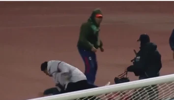 VIDEO: Na trávniku zrazu vypukol absolútny chaos. Hromadnú bitku v Bolívii ukončil až zásah polície