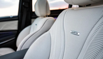 Sadli si do Mercedesu a skončili s popáleninami. Vodiči žalujú automobilku