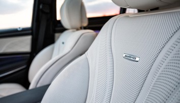 Sadli si do Mercedesu a skončili s popáleninami. Vodiči žalujú automobilku