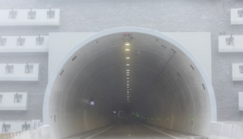 Prvá nehoda v tuneli Višňové. Zrážka viacerých áut spôsobuje kolóny