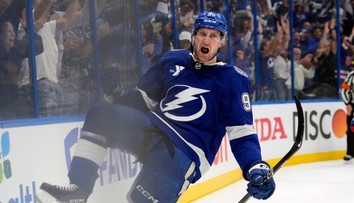 VIDEO: Tampa Bay zvládla drámu a vyrovnala sériu. Slafkovský zhodil rukavice, E. Černák bodoval