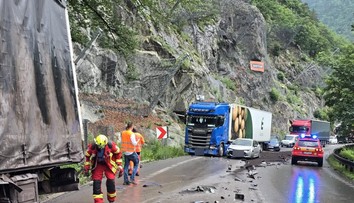 FOTO a VIDEO: Hromadná nehoda kamiónov a áut pod Strečnom. Cesta je neprejazdná