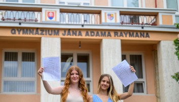 Prázdninovať budú skôr. Niektoré školy rozdávajú vysvedčenia v predstihu