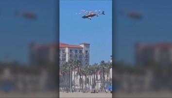 VIDEO: Hrôza pred očami dovolenkárov. Let helikoptéry nad plážou sa skončil desivým pádom